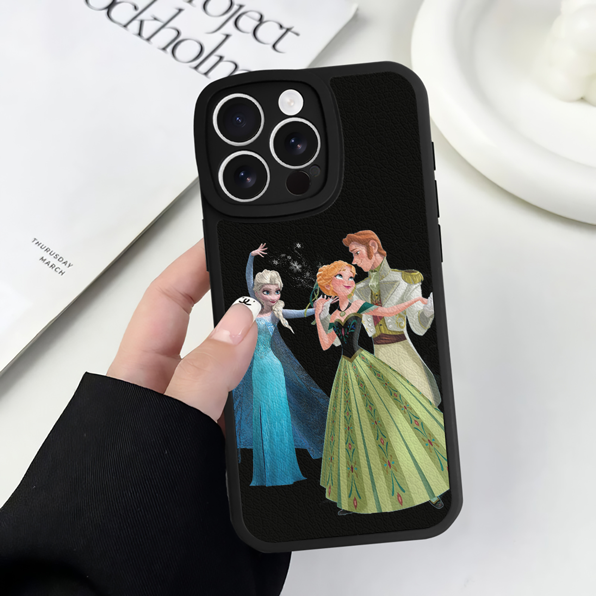 （画像用） アナと雪の女王 アンナ エルサ Frozen Anna Elsa 【iPhone 16シリーズ対応】シリコンスマホケース（レザー調） 材質：シリコン